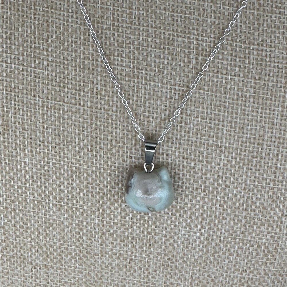Green Flower Agate Cat Head Bead Pendant on Silver Box Chain
